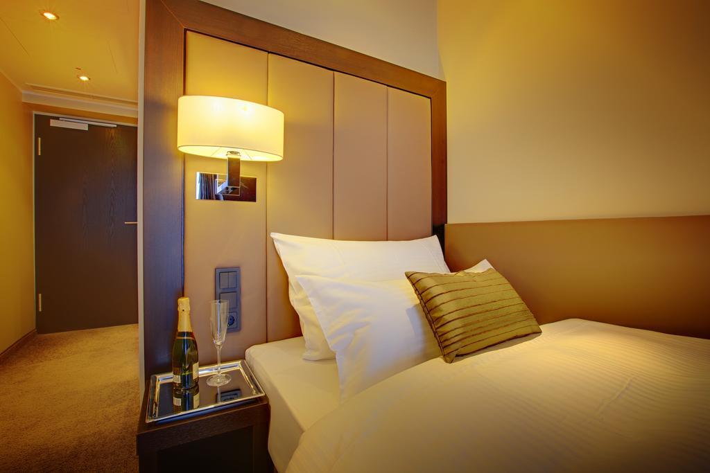 Hotel Favor Düsseldorf Quarto foto